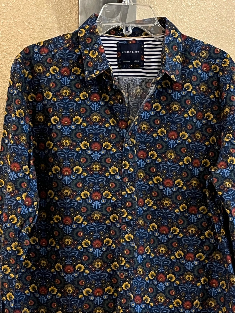Porter & Ash Floral Print Button-Up shirt. 100% cotton. Navy blue yellow red. L